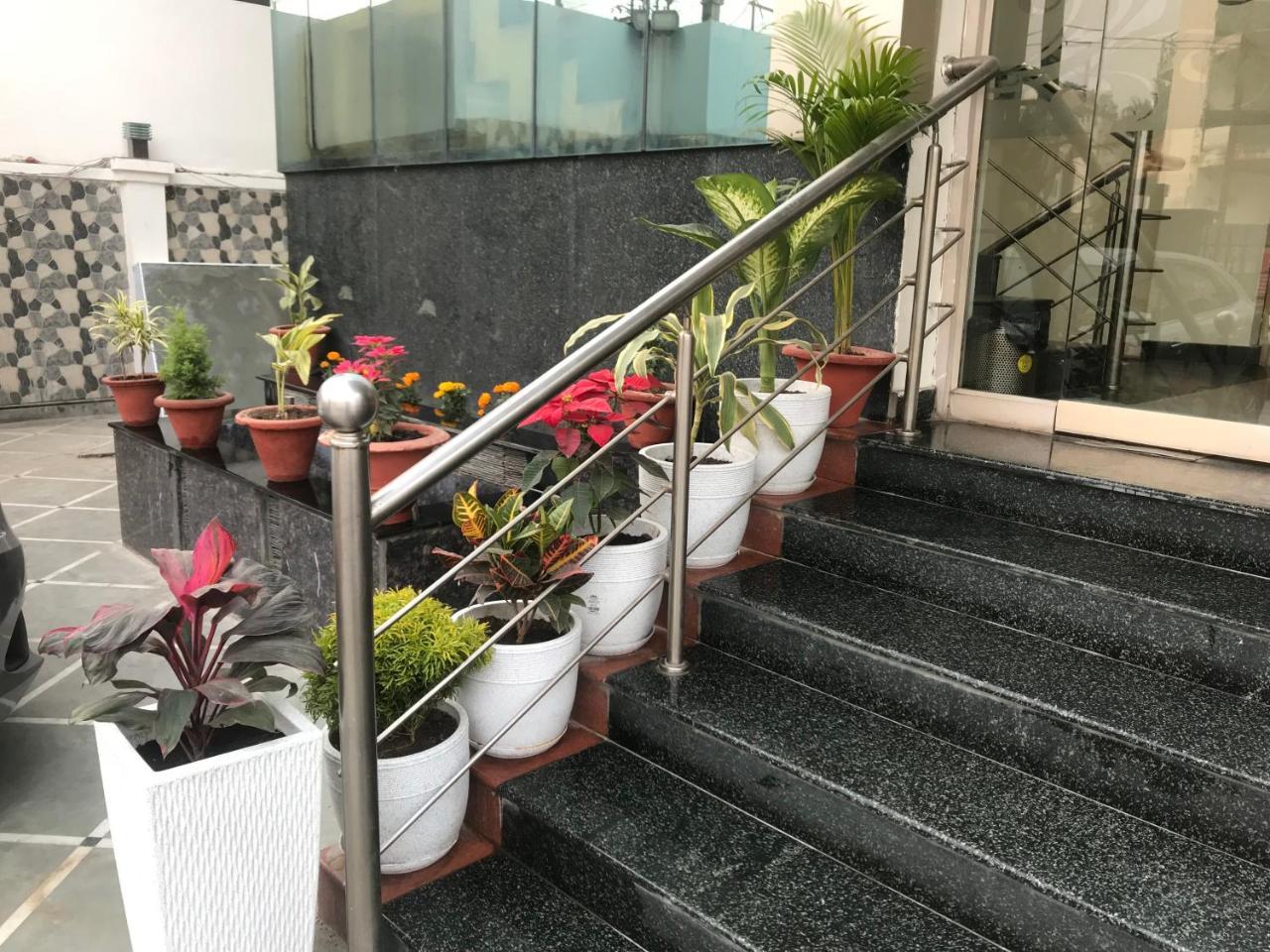 Hotel Sunrise Inn Lucknow Zewnętrze zdjęcie