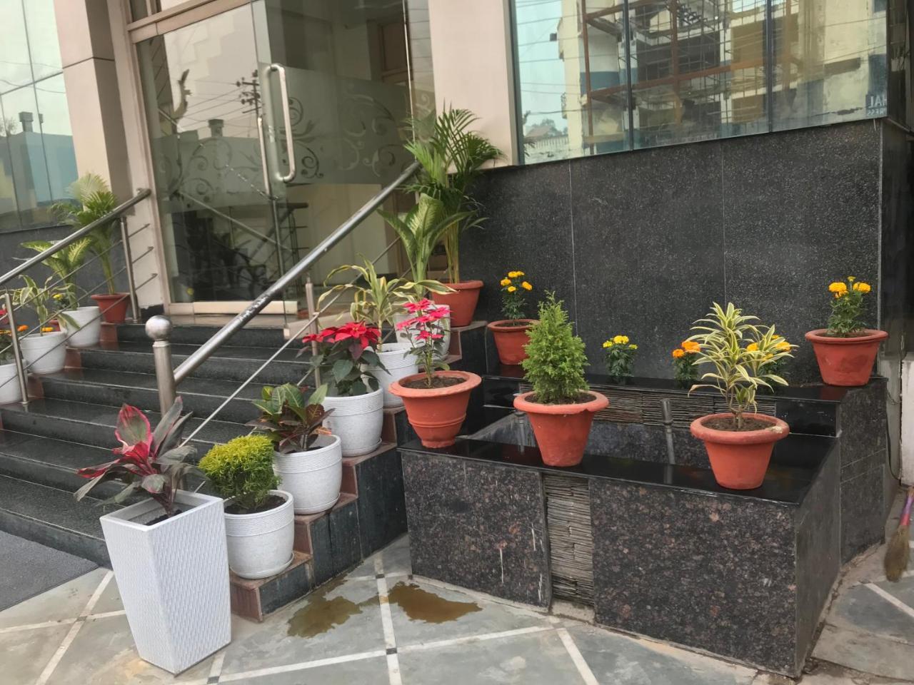 Hotel Sunrise Inn Lucknow Zewnętrze zdjęcie